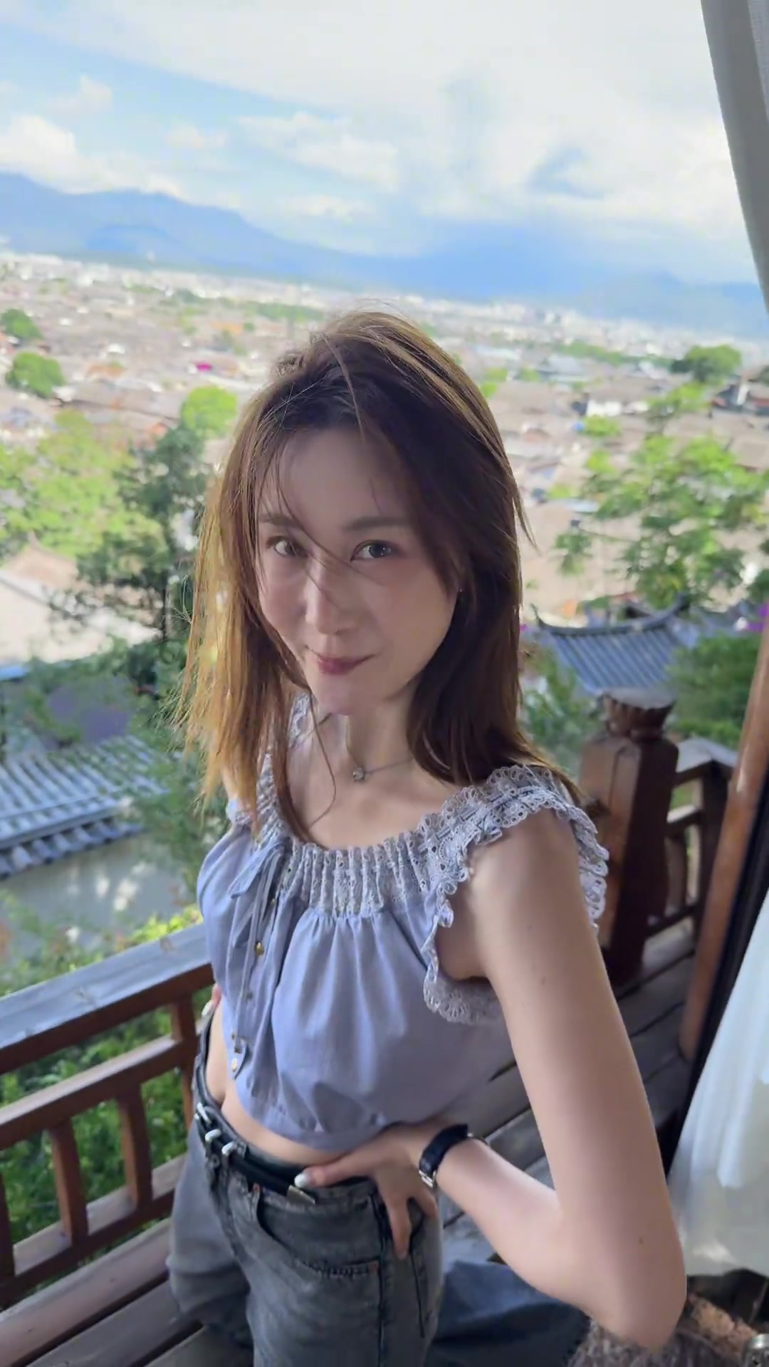 享受生活！周鹏更新社媒与妻子旅游：丽江 大风吹