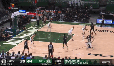 历史上的昨天:欧文落在字母哥脚上报销 雄鹿拖入天王山